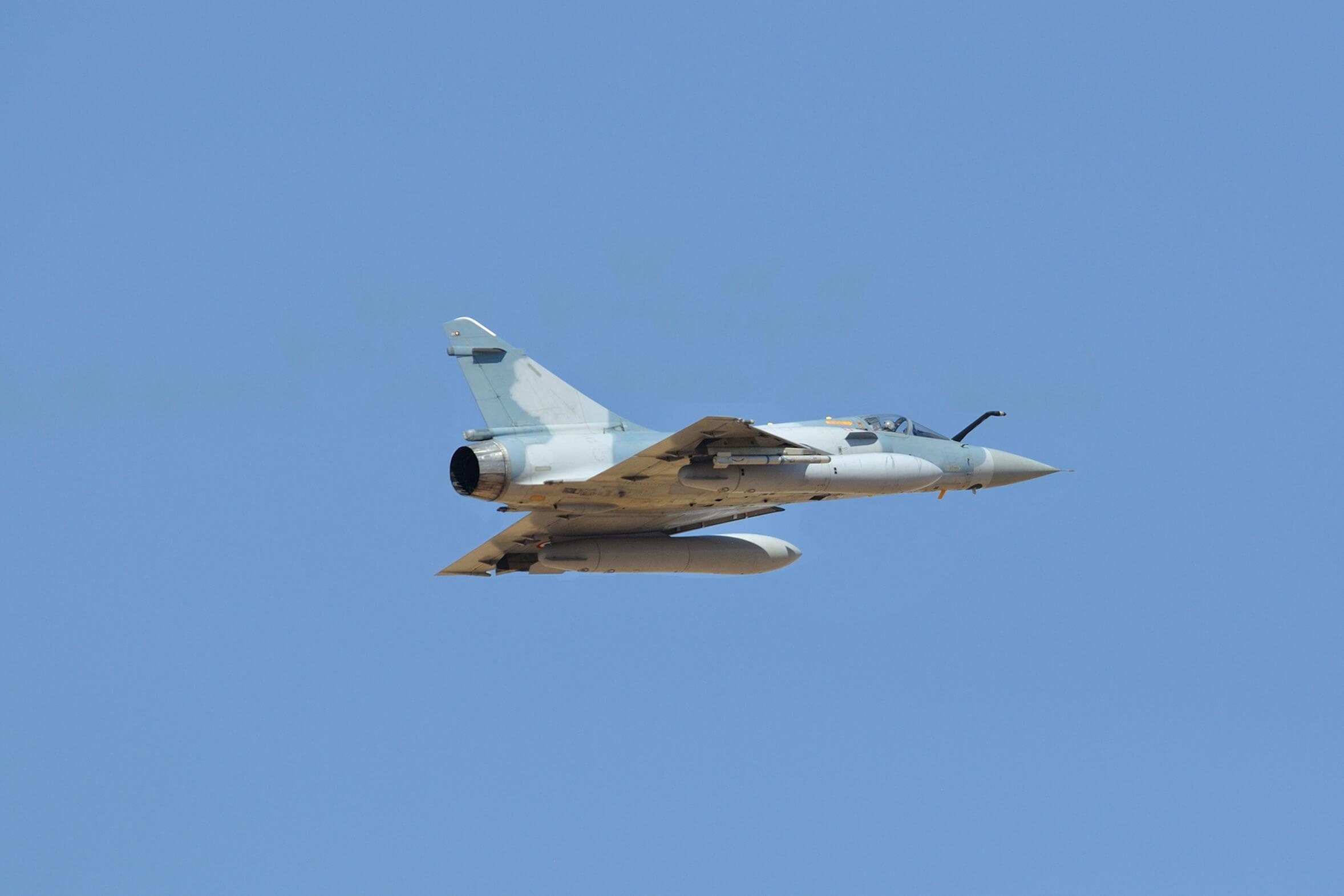 Avion de chasse militaire en vol