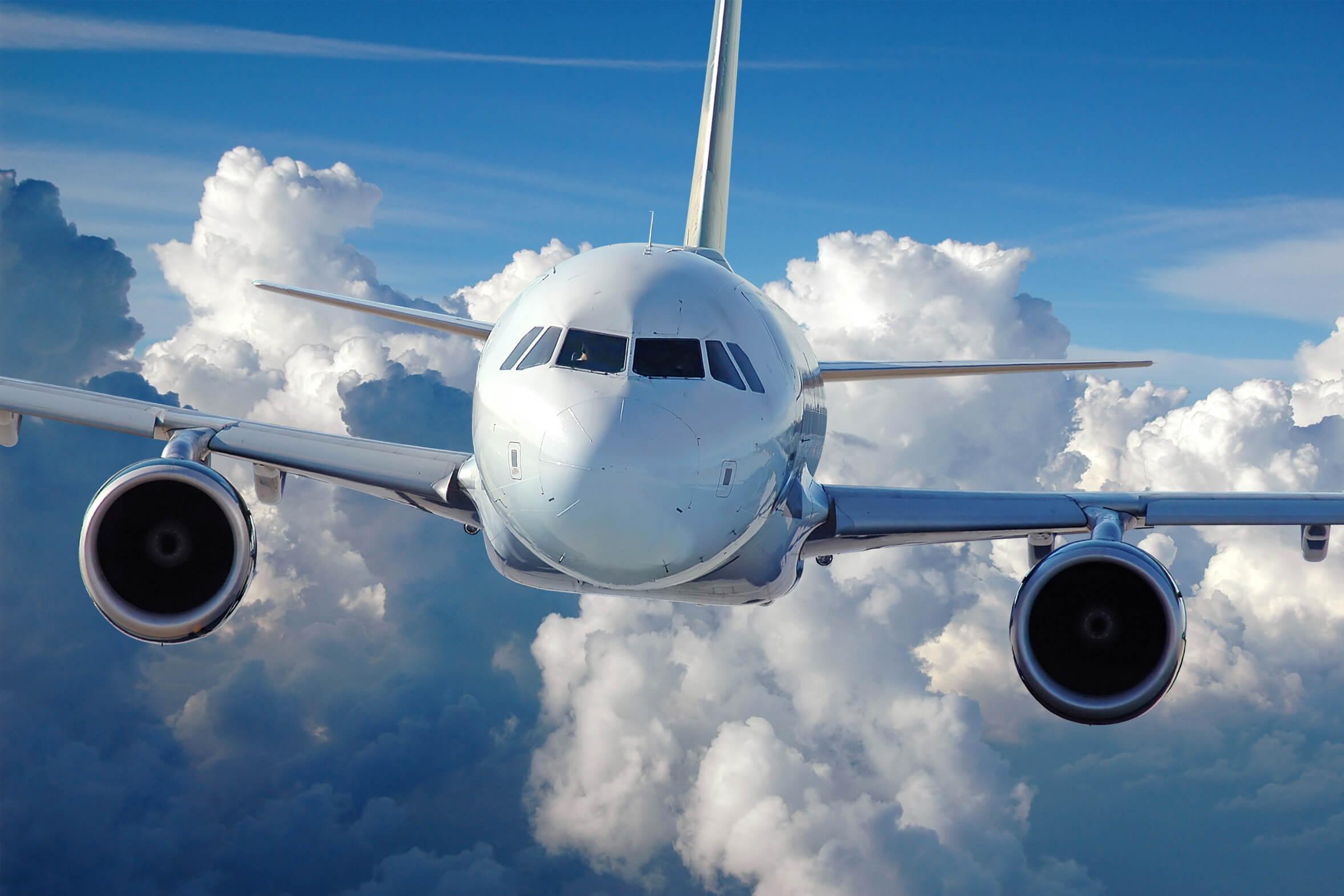Avion de ligne en vol, vue de face